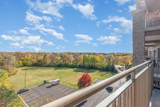 $319,900 | 125 Lakeview Drive, Unit 609, Bloomingdale, IL 60108