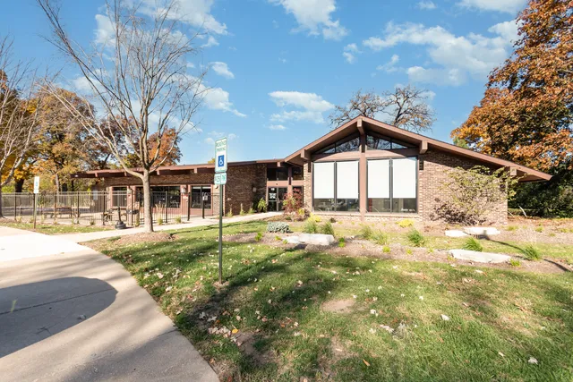 $319,900 | 125 Lakeview Drive, Unit 609, Bloomingdale, IL 60108