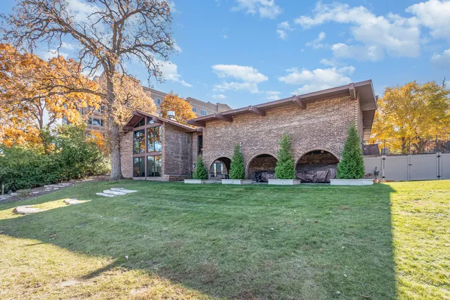 $319,900 | 125 Lakeview Drive, Unit 609, Bloomingdale, IL 60108