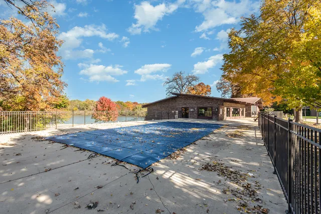 $319,900 | 125 Lakeview Drive, Unit 609, Bloomingdale, IL 60108