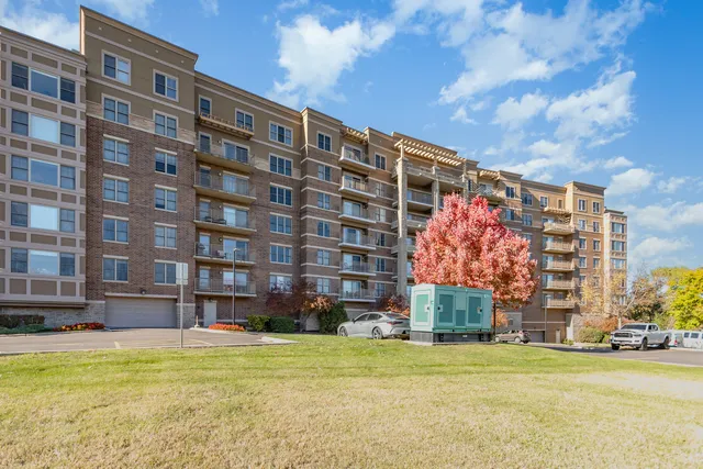 $319,900 | 125 Lakeview Drive, Unit 609, Bloomingdale, IL 60108