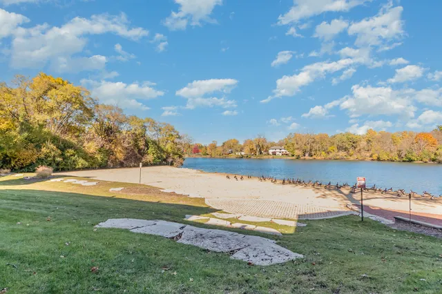 $319,900 | 125 Lakeview Drive, Unit 609, Bloomingdale, IL 60108