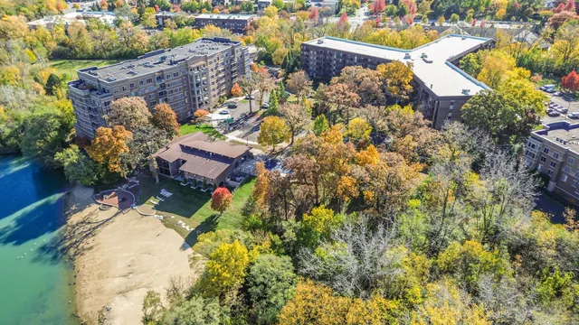 $319,900 | 125 Lakeview Drive, Unit 609, Bloomingdale, IL 60108