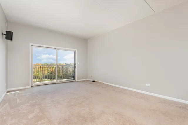 $319,900 | 125 Lakeview Drive, Unit 609, Bloomingdale, IL 60108