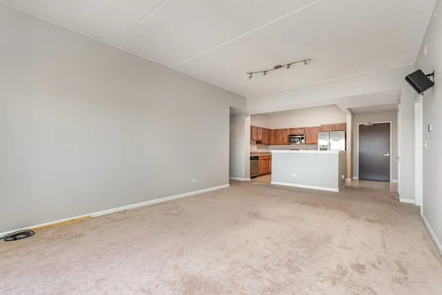 $319,900 | 125 Lakeview Drive, Unit 609, Bloomingdale, IL 60108