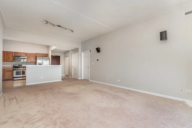 $319,900 | 125 Lakeview Drive, Unit 609, Bloomingdale, IL 60108