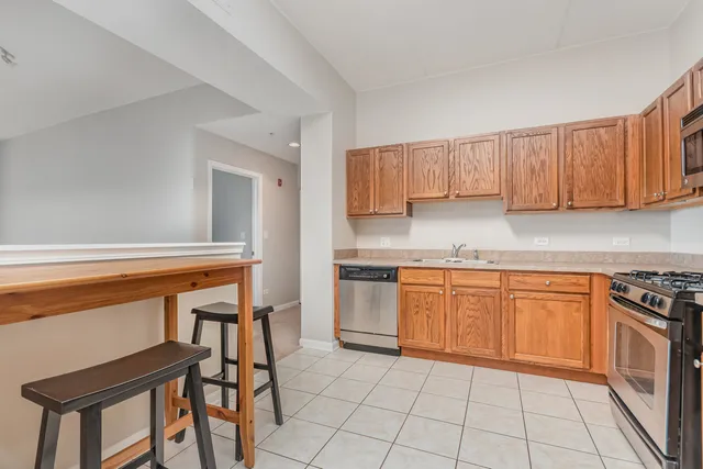 $319,900 | 125 Lakeview Drive, Unit 609, Bloomingdale, IL 60108