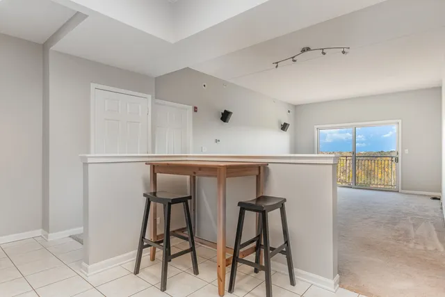 $319,900 | 125 Lakeview Drive, Unit 609, Bloomingdale, IL 60108