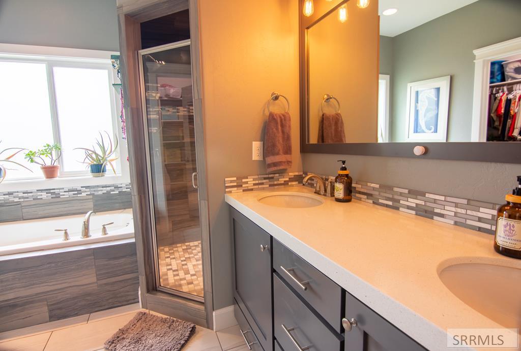 1080 Red Robin Court Ammon, ID 83401 - Photo 13 of 32 Master Bath