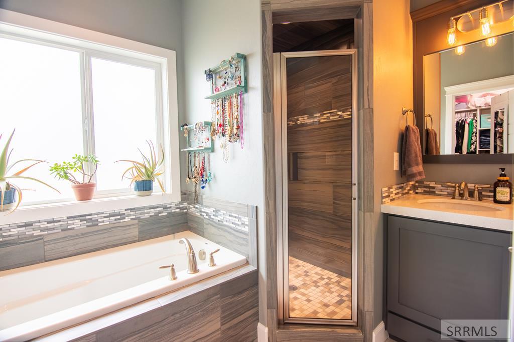1080 Red Robin Court Ammon, ID 83401 - Photo 14 of 32 Master Bath