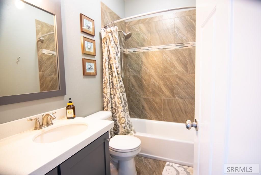 1080 Red Robin Court Ammon, ID 83401 - Photo 16 of 32 Main Bath