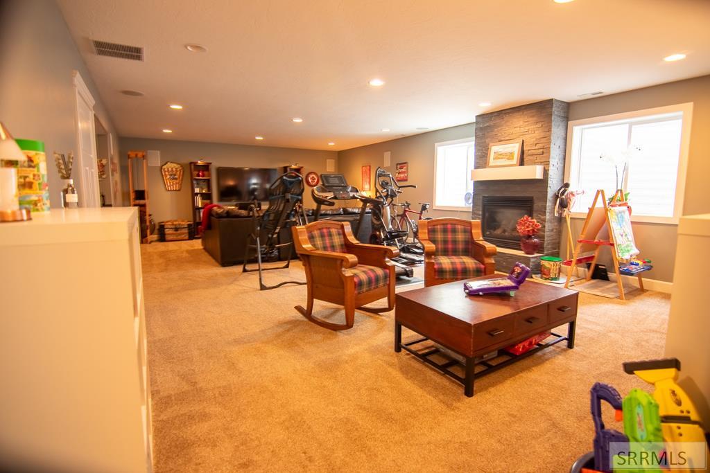 1080 Red Robin Court Ammon, ID 83401 - Photo 18 of 32 FamilyRoom