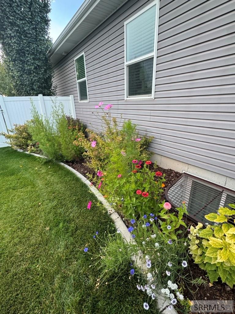 1080 Red Robin Court Ammon, ID 83401 - Photo 30 of 32 Summer Flowerbeds