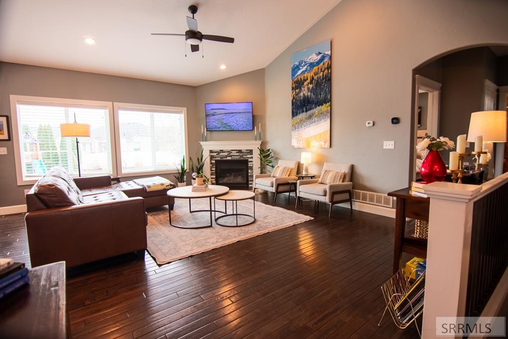 1080 Red Robin Court Ammon, ID 83401 - Photo 4 of 32 Living Room