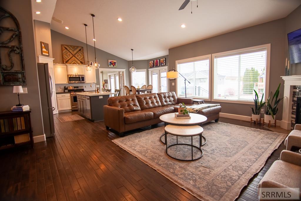 1080 Red Robin Court Ammon, ID 83401 - Photo 5 of 32 Living Room