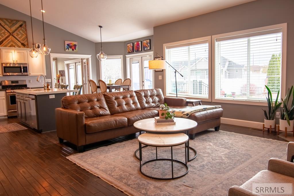 1080 Red Robin Court Ammon, ID 83401 - Photo 6 of 32 Living Room
