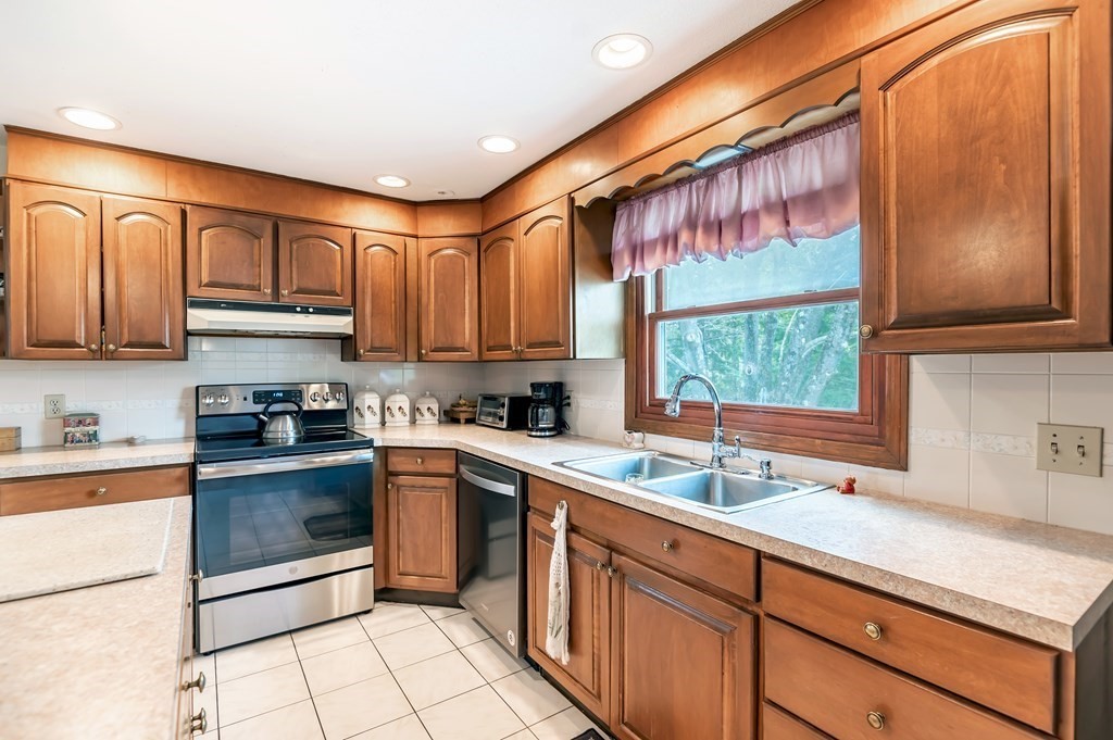 228 Chandler Road Andover, MA 01810 - Photo 8 of 30 Gallery Image 8