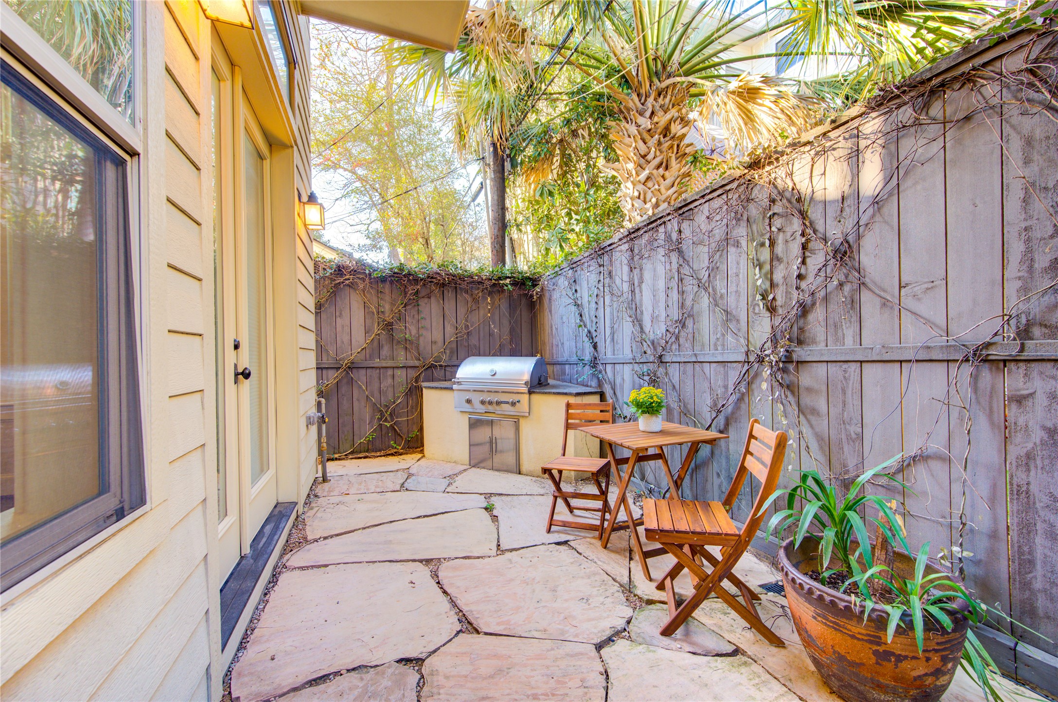 6520 Rodrigo Street Houston, TX 77007 - Photo 38 of 44 Private backspace perfect for grilling and entertaining.