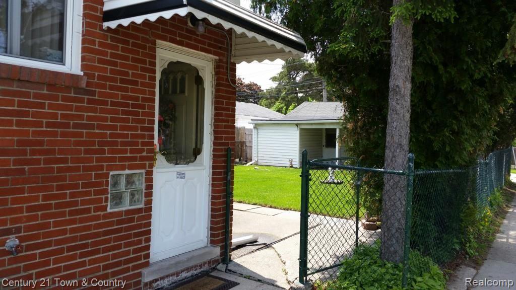 23171 Saxony Avenue Eastpointe, MI 48021 - Photo 5 of 6 20140520_135320.jpg
