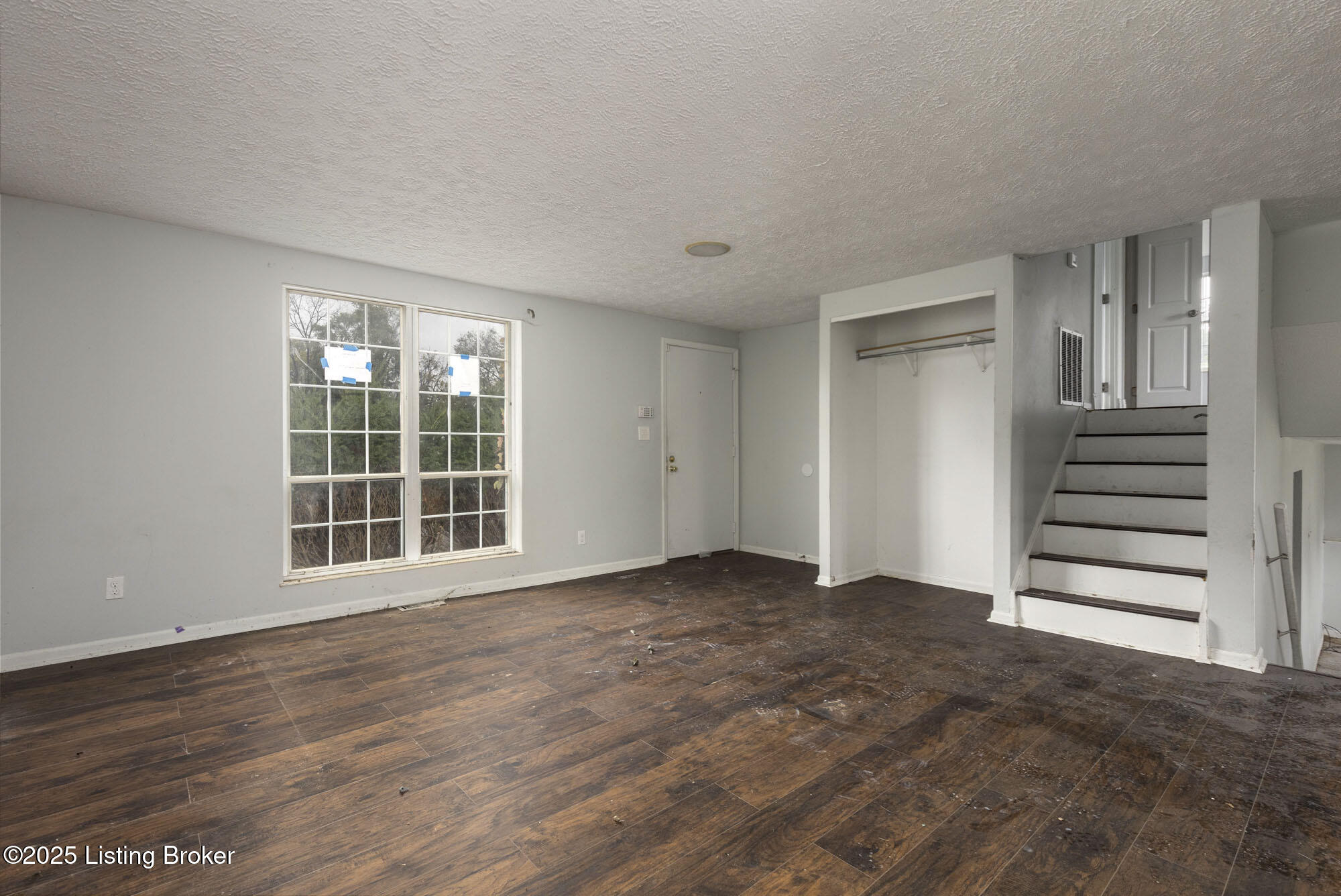 6400 Overton Road Louisville, KY 40228 - Photo 3 of 27 Overton003