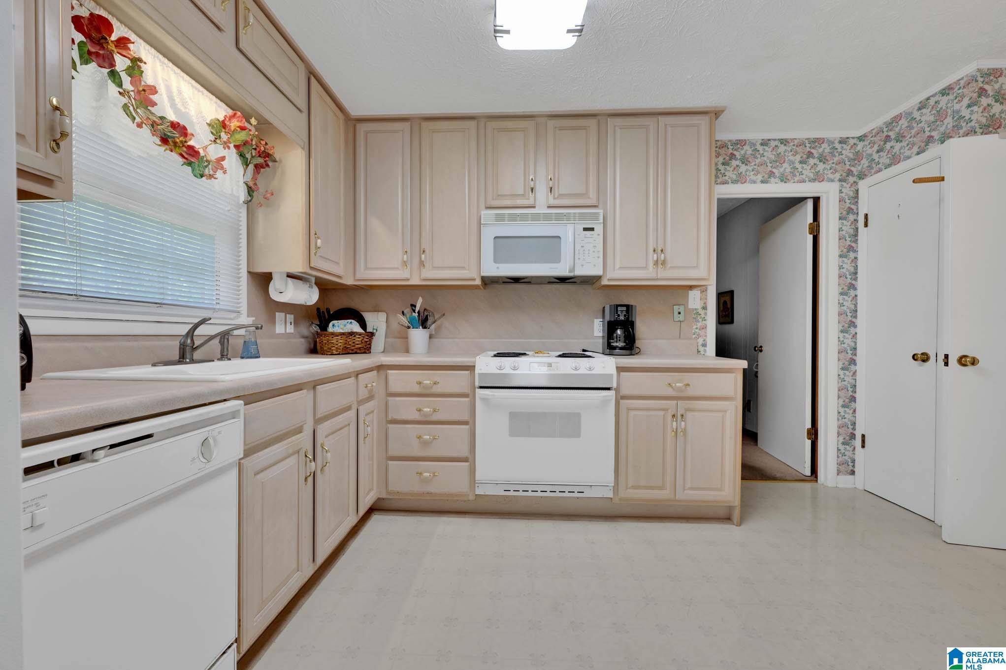 700 Generose Street Sylacauga, AL 35151 - Photo 4 of 34