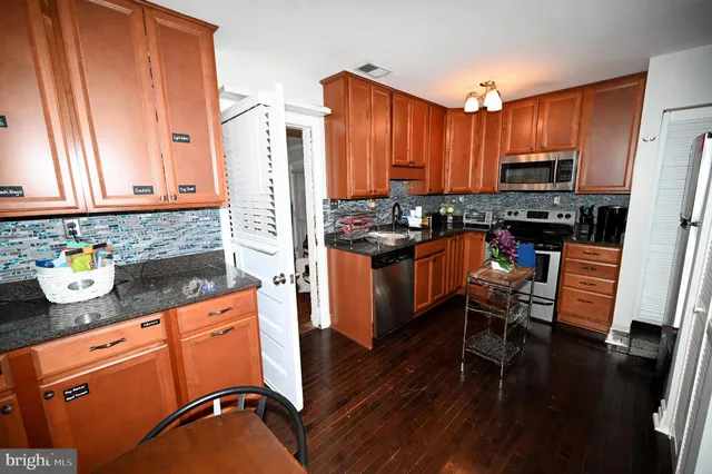 $630,000 | 10833 Warwick Avenue, Fairfax, VA 22030