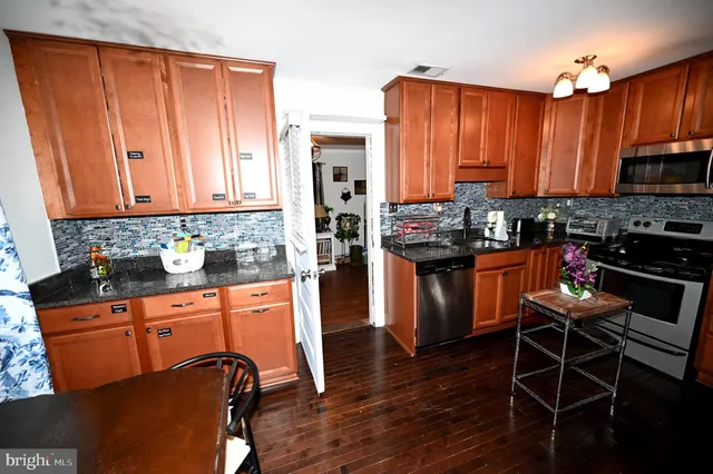 $630,000 | 10833 Warwick Avenue, Fairfax, VA 22030