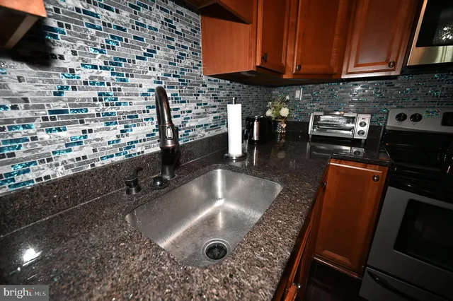 $630,000 | 10833 Warwick Avenue, Fairfax, VA 22030