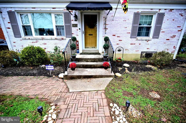 $630,000 | 10833 Warwick Avenue, Fairfax, VA 22030