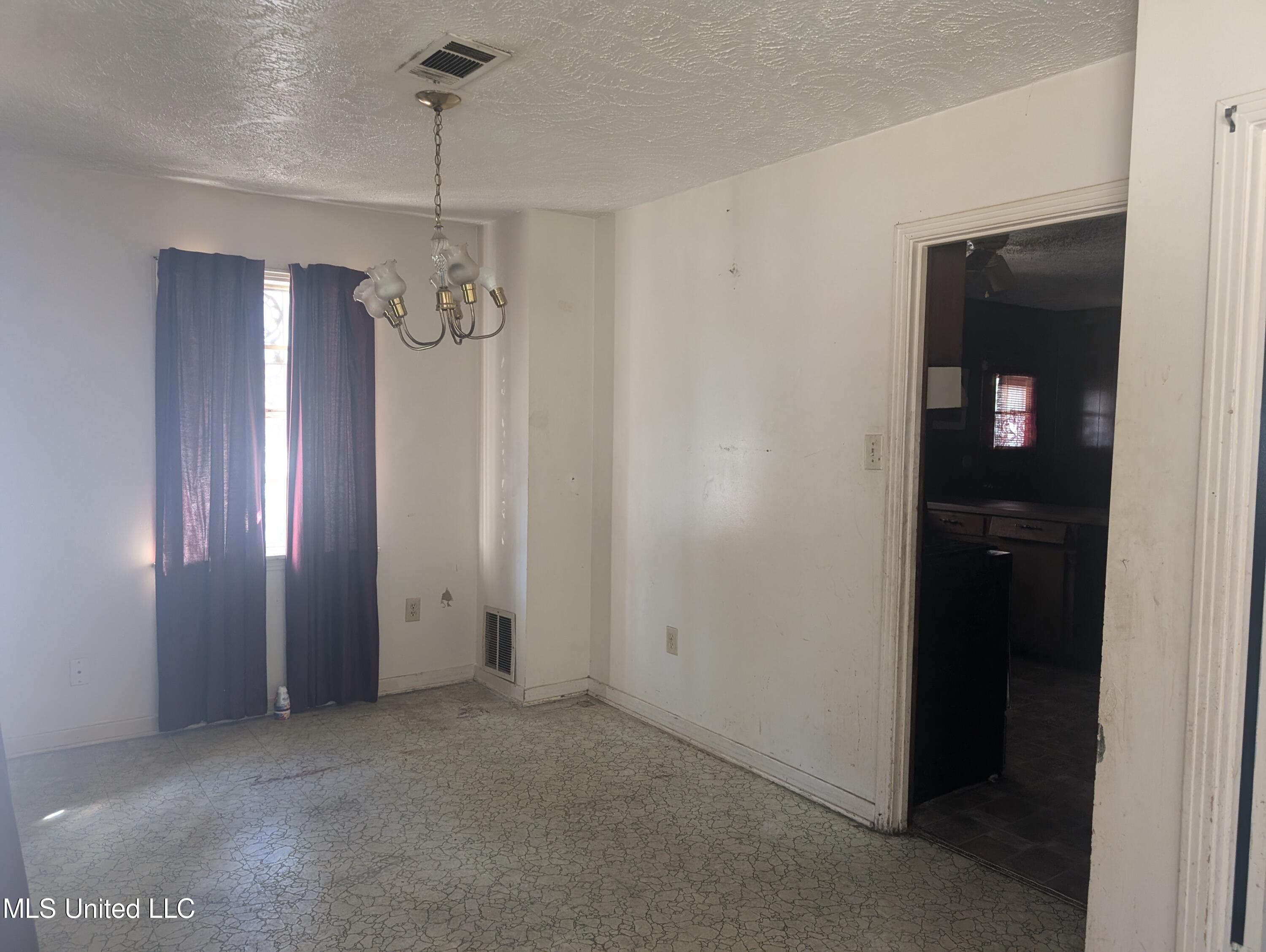 2227 Morton Avenue Jackson, MS 39213 - Photo 5 of 23 Living room