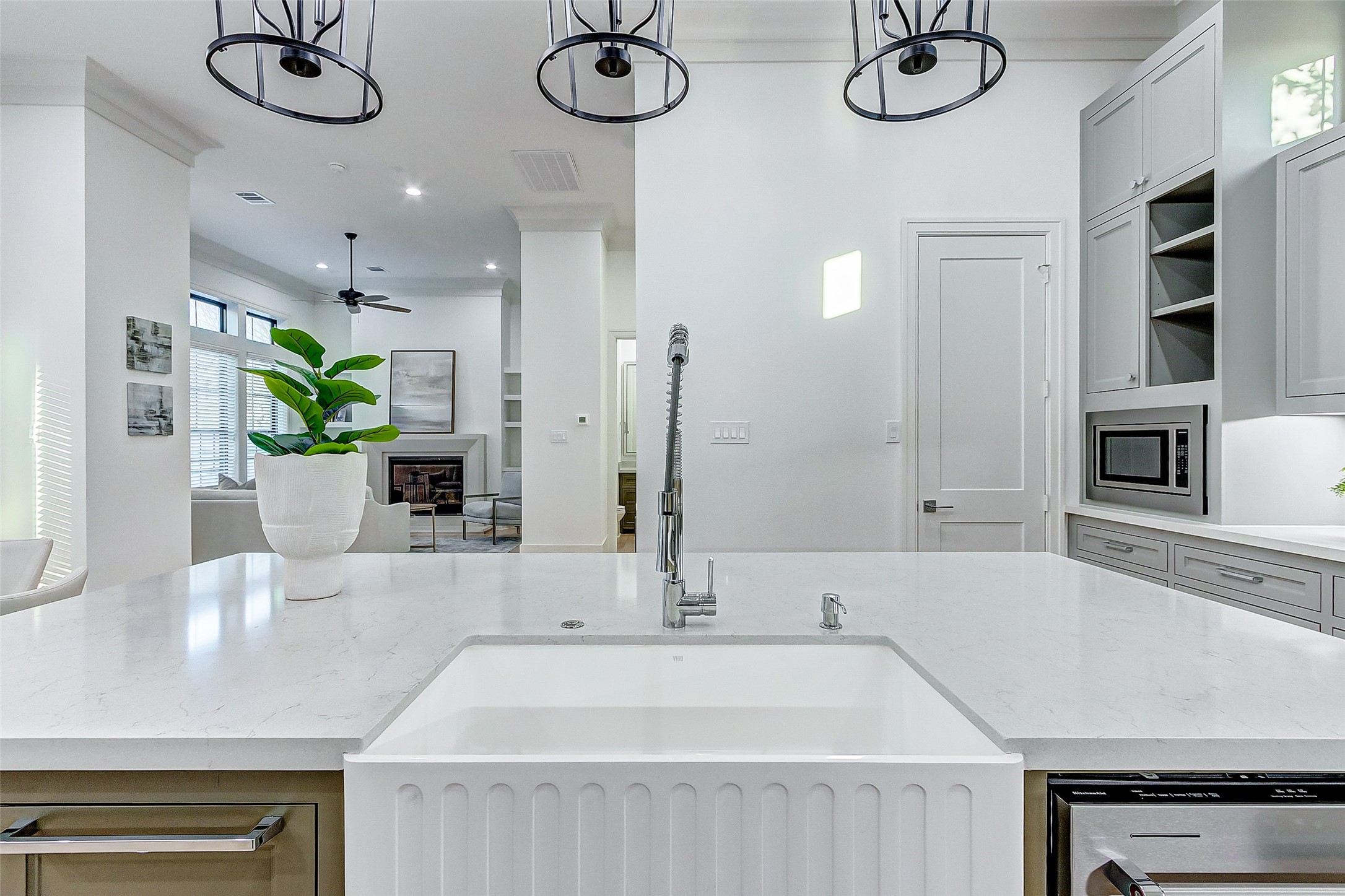 2122 Blalock Road, Unit B Houston, TX 77080 - Photo 22 of 48 a bathroom with a sink and a large mirror