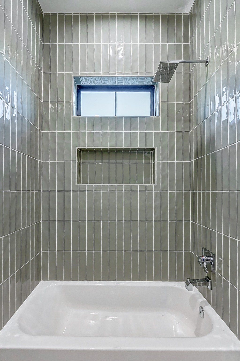 2122 Blalock Road, Unit B Houston, TX 77080 - Photo 32 of 48 a bathroom with a bathtub and shower