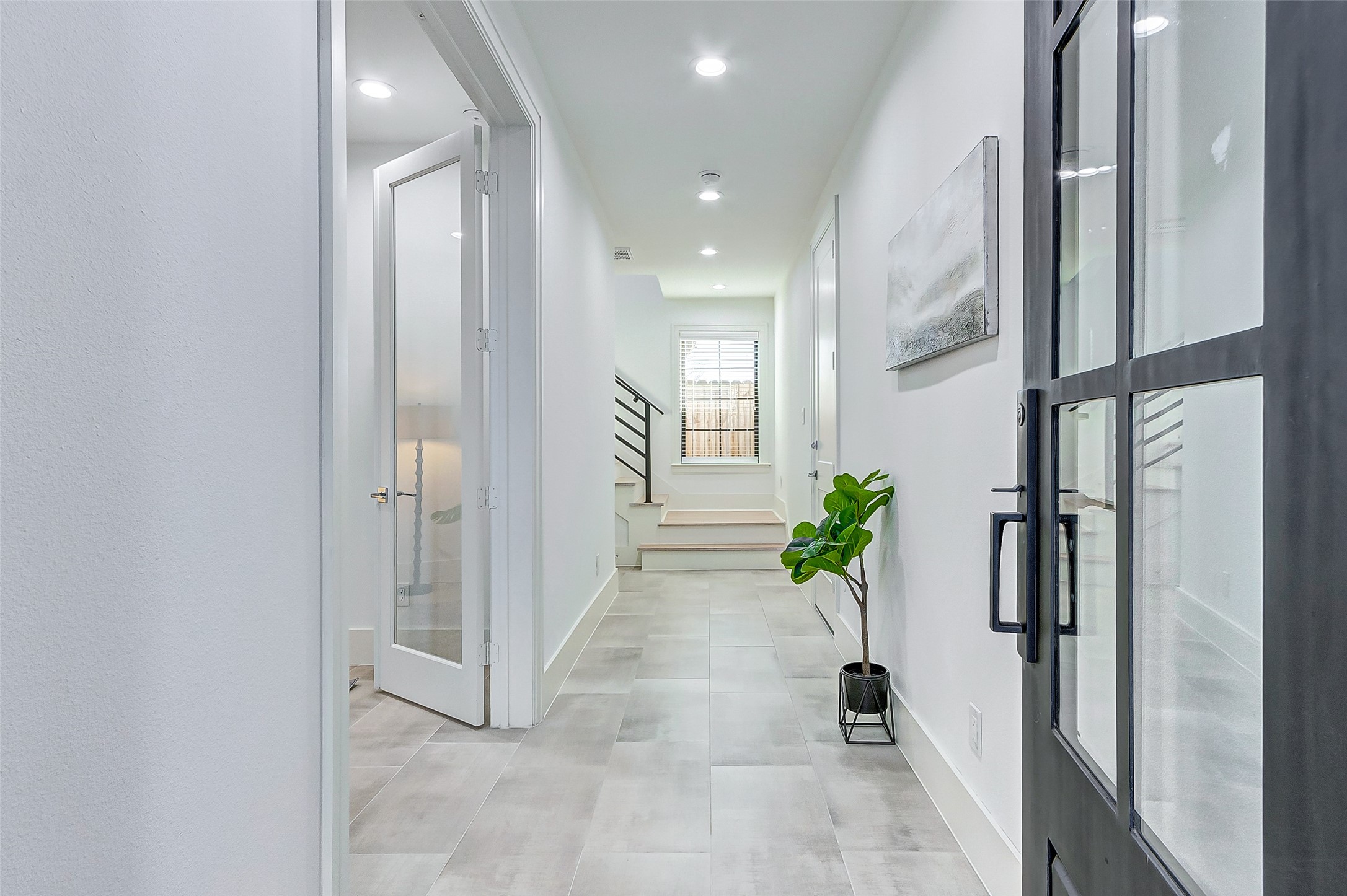 2122 Blalock Road, Unit B Houston, TX 77080 - Photo 4 of 48 a view of a hallway with potted plant