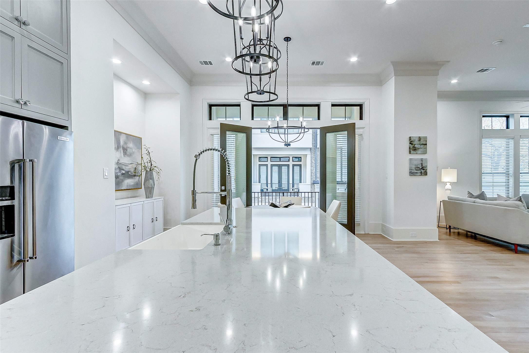 2122 Blalock Road, Unit B Houston, TX 77080 - Photo 42 of 48 a view of a hallway with a chandelier