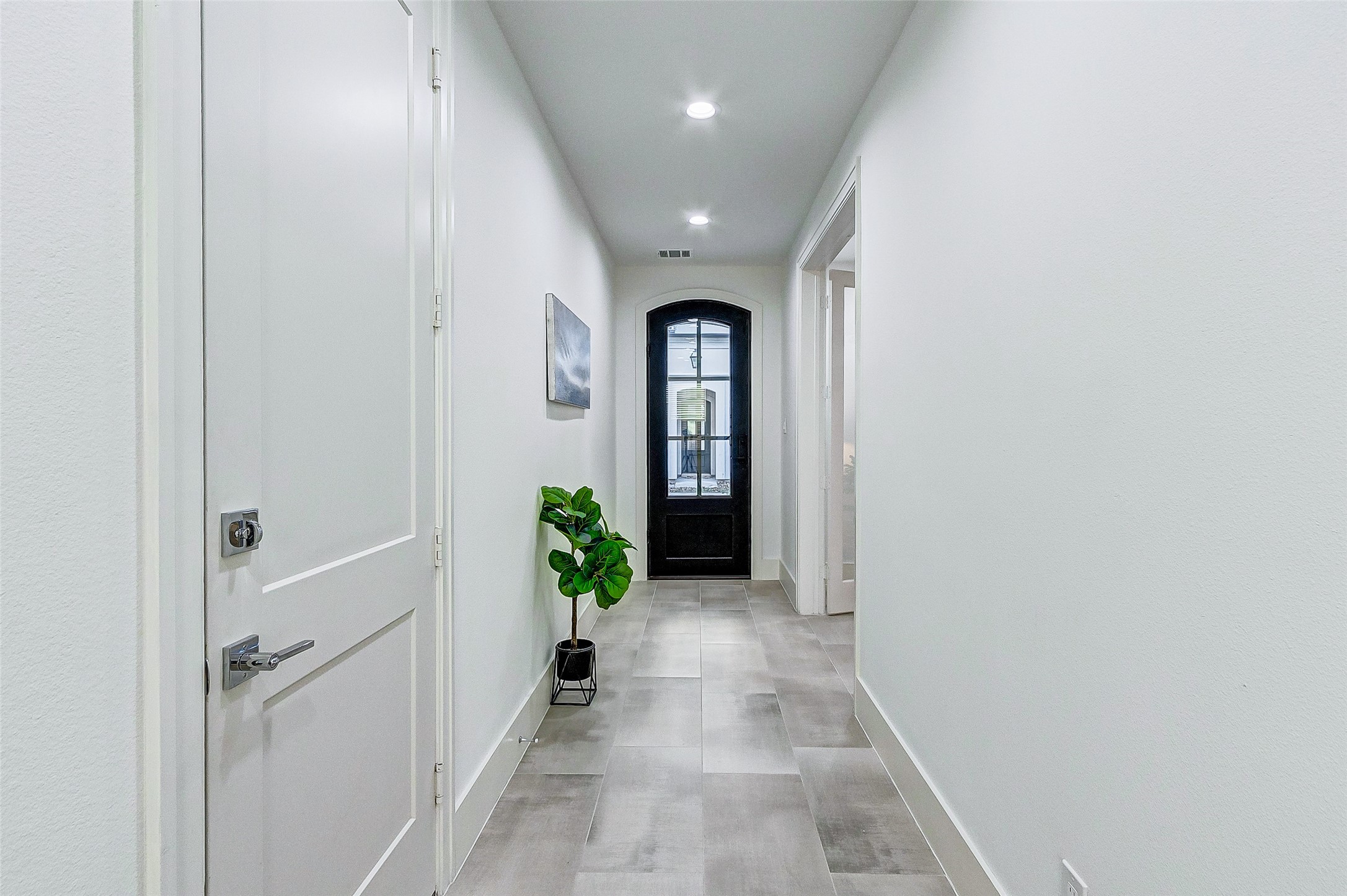 2122 Blalock Road, Unit B Houston, TX 77080 - Photo 5 of 48 a view of a hallway to the door
