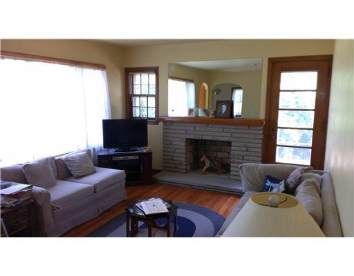 137 Foxwood Road Coraopolis, PA 15108 - Photo 4 of 17 Living Room.