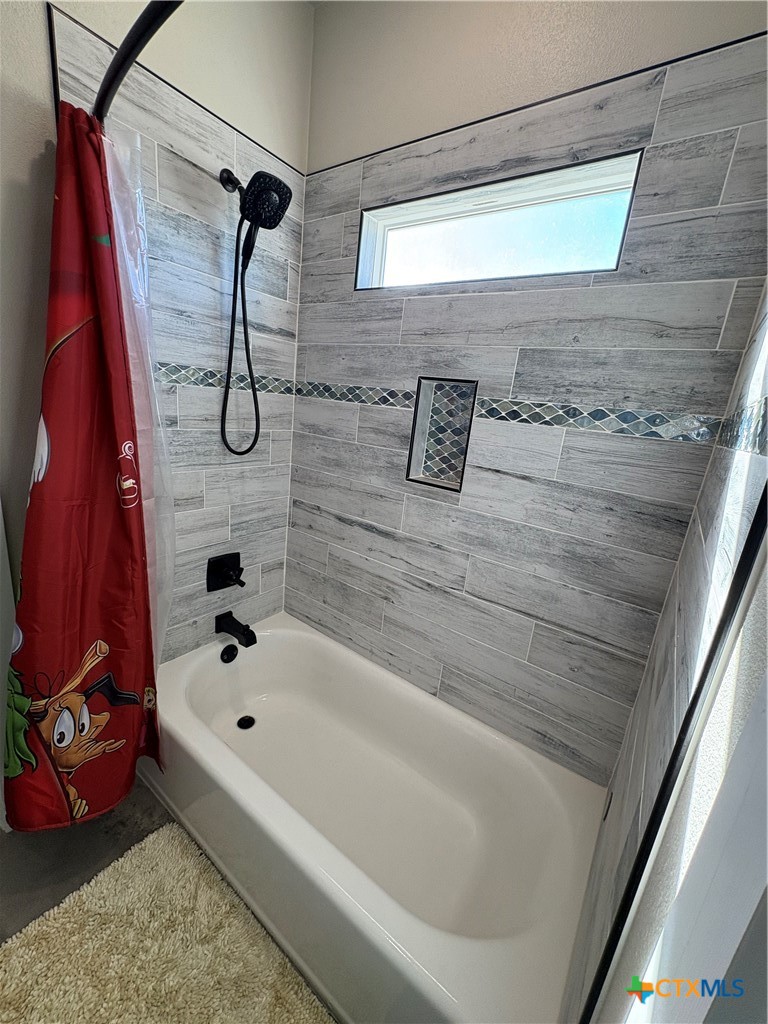 5851 Moccasin Bend Road Gatesville, TX 76528 - Photo 45 of 48 a bathroom with a bathtub