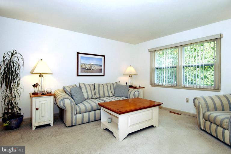 565 Poplar Drive Riva, MD 21140 - Photo 11 of 30 Spacious Living Room