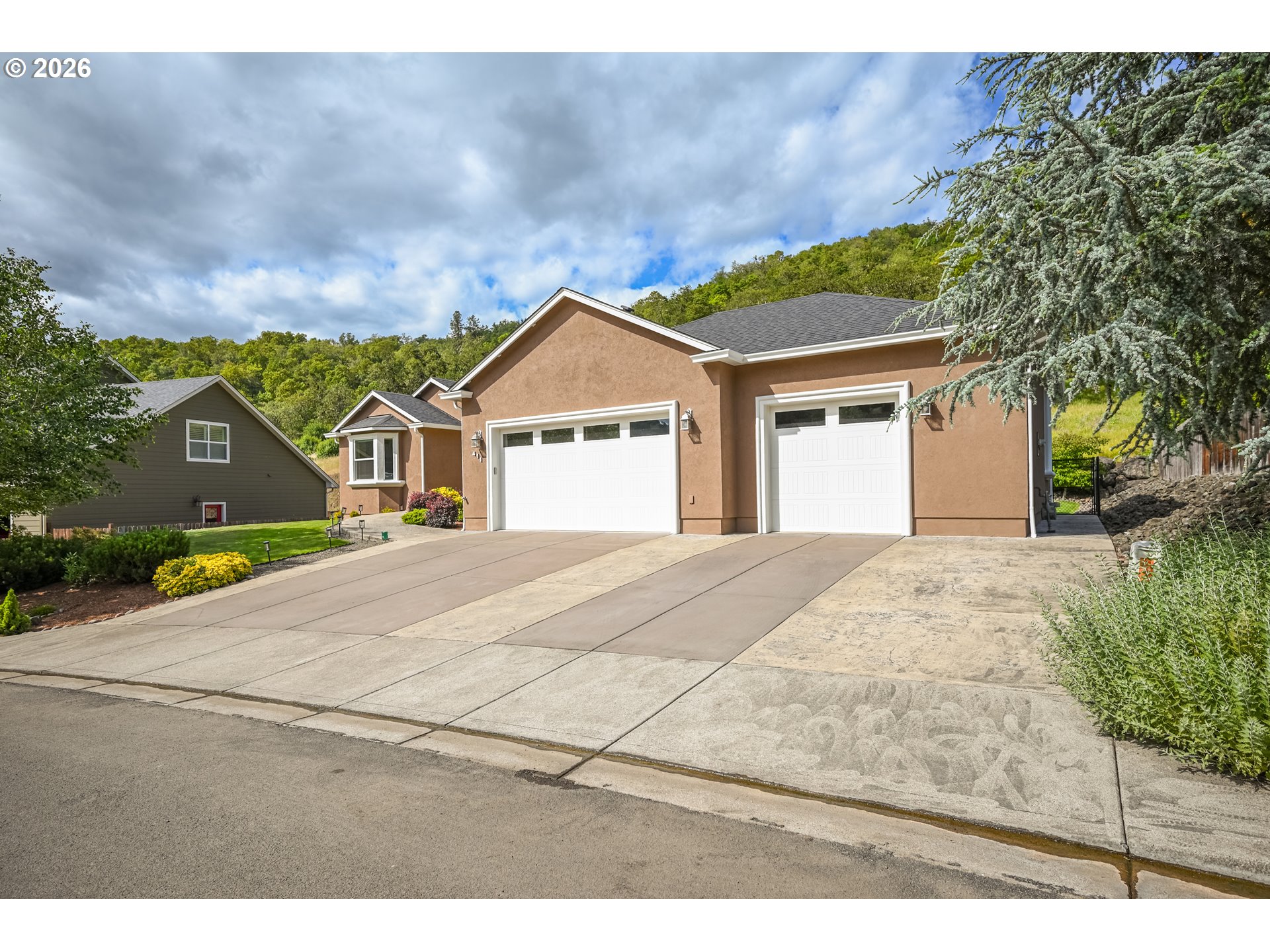 411 Oak Valley Loop Winchester, OR 97495 - Photo 2 of 45