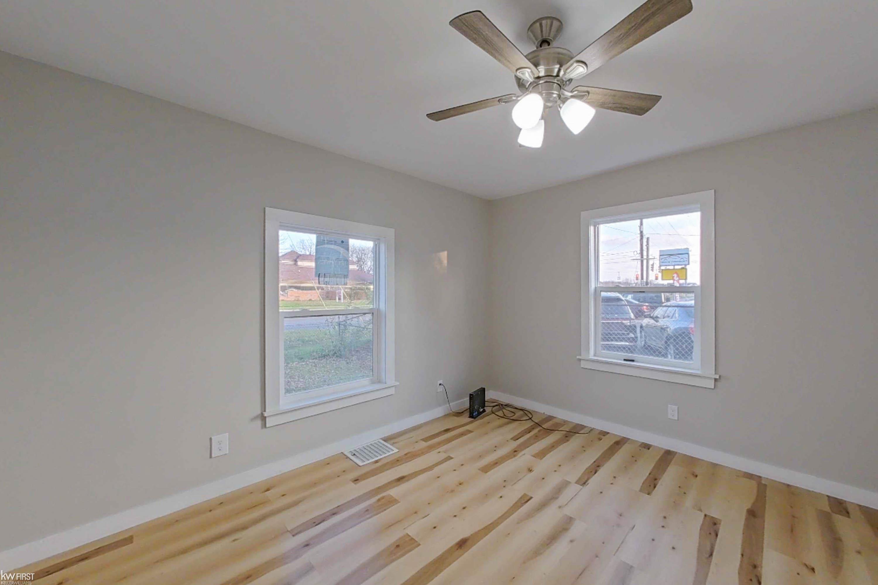 2040 South Center Road Flint, MI 48503 - Photo 12 of 35 50127231-11.JPG