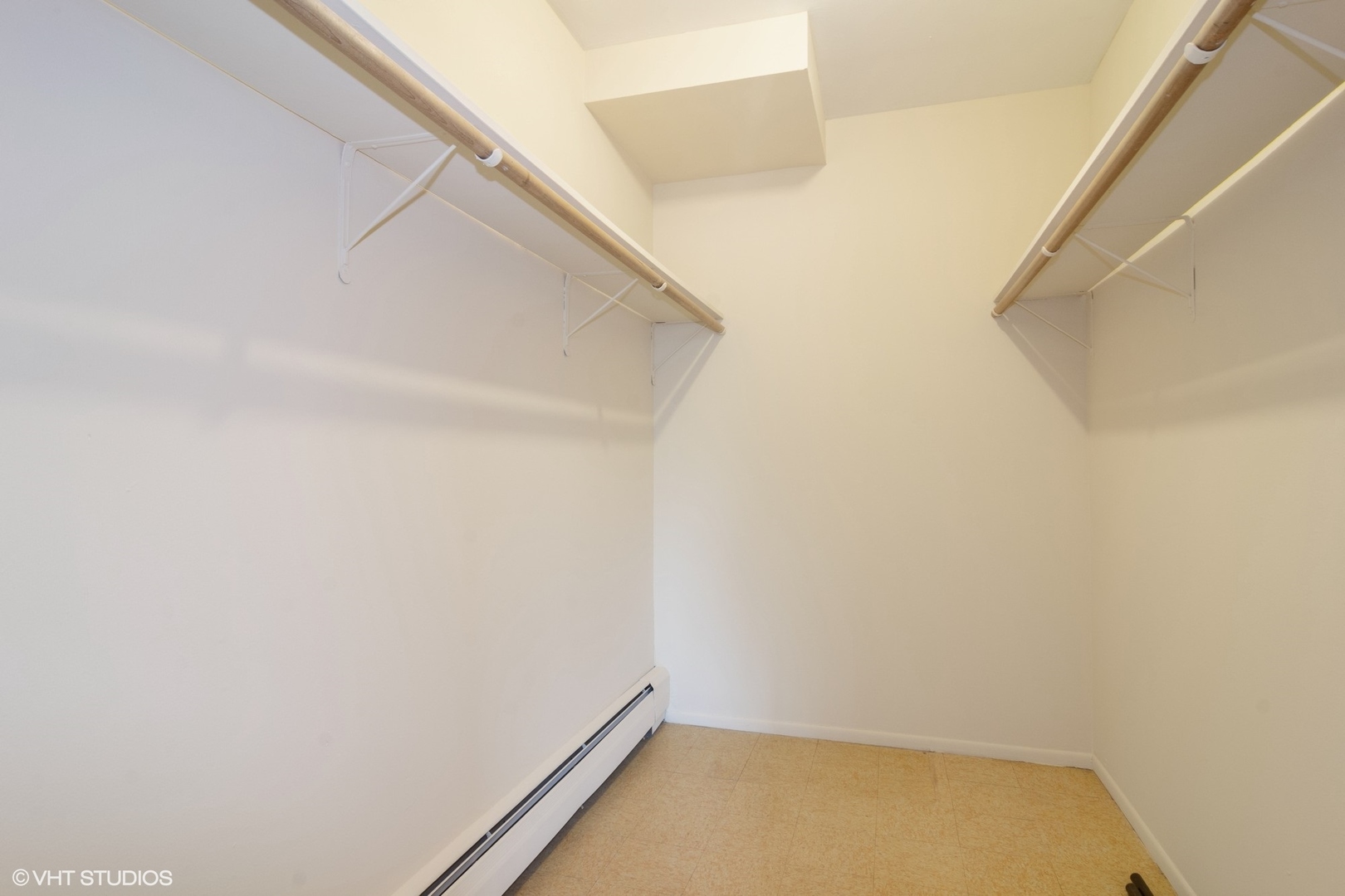 2407 East Brandenberry Court, Unit 1L Arlington Heights, IL 60004 - Photo 8 of 10 a view of small space