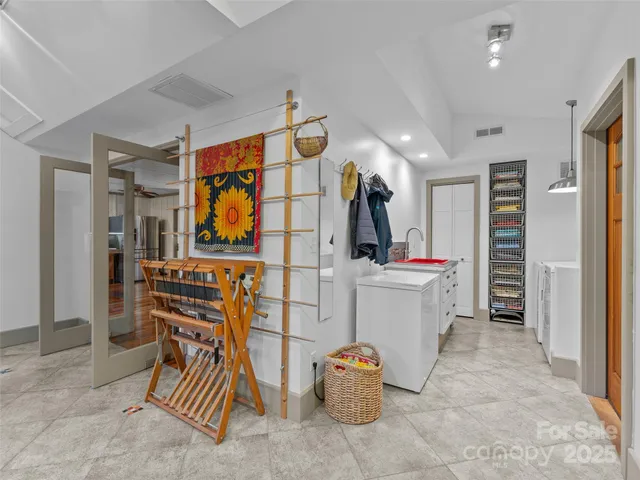 a en suite bathroom with a sink and a mirror