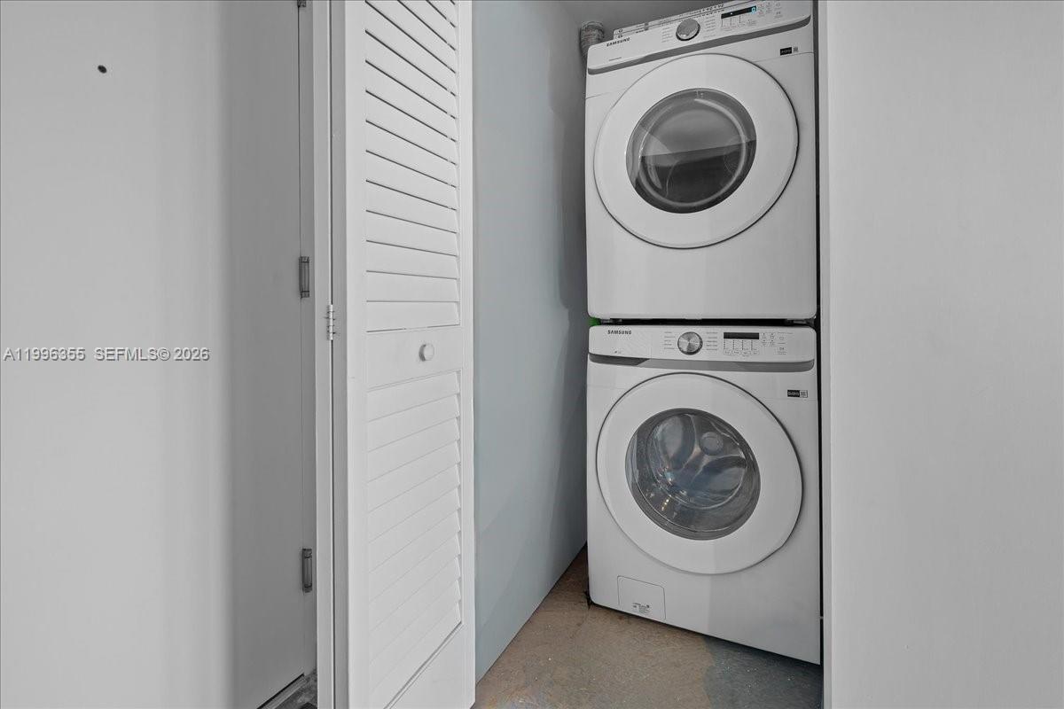 151 Southeast 1st Street, Unit 3107 Miami, FL 33131 - Photo 9 of 30 a utility room with dryer and washer