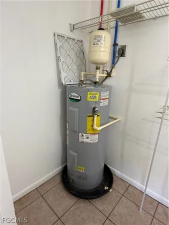 a view of a yard with an tree