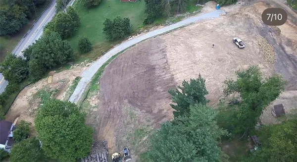 a view of a backyard