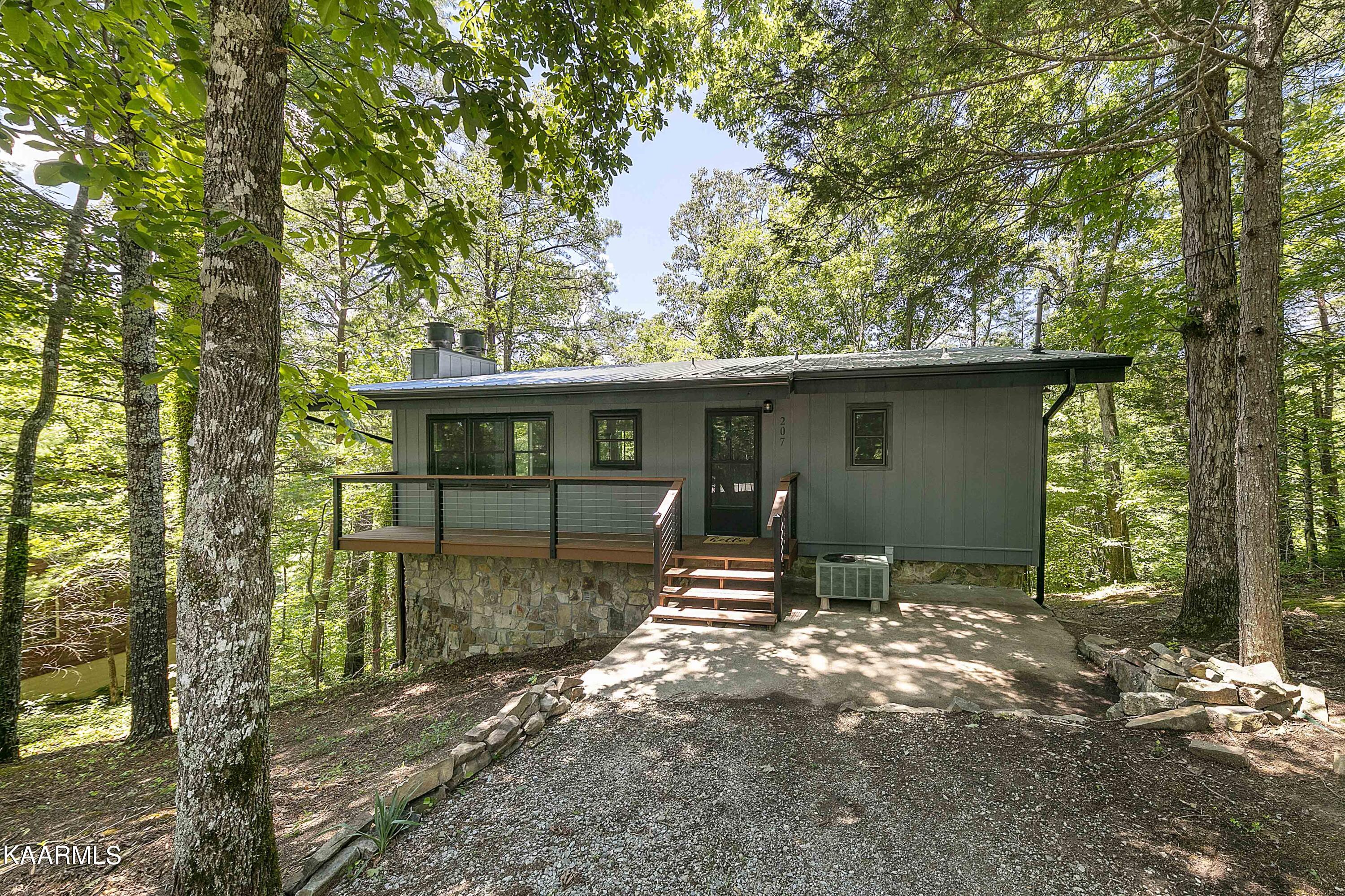207 Cutter Gap Road Townsend, TN 37882 - Photo 3 of 39 Come in and see!