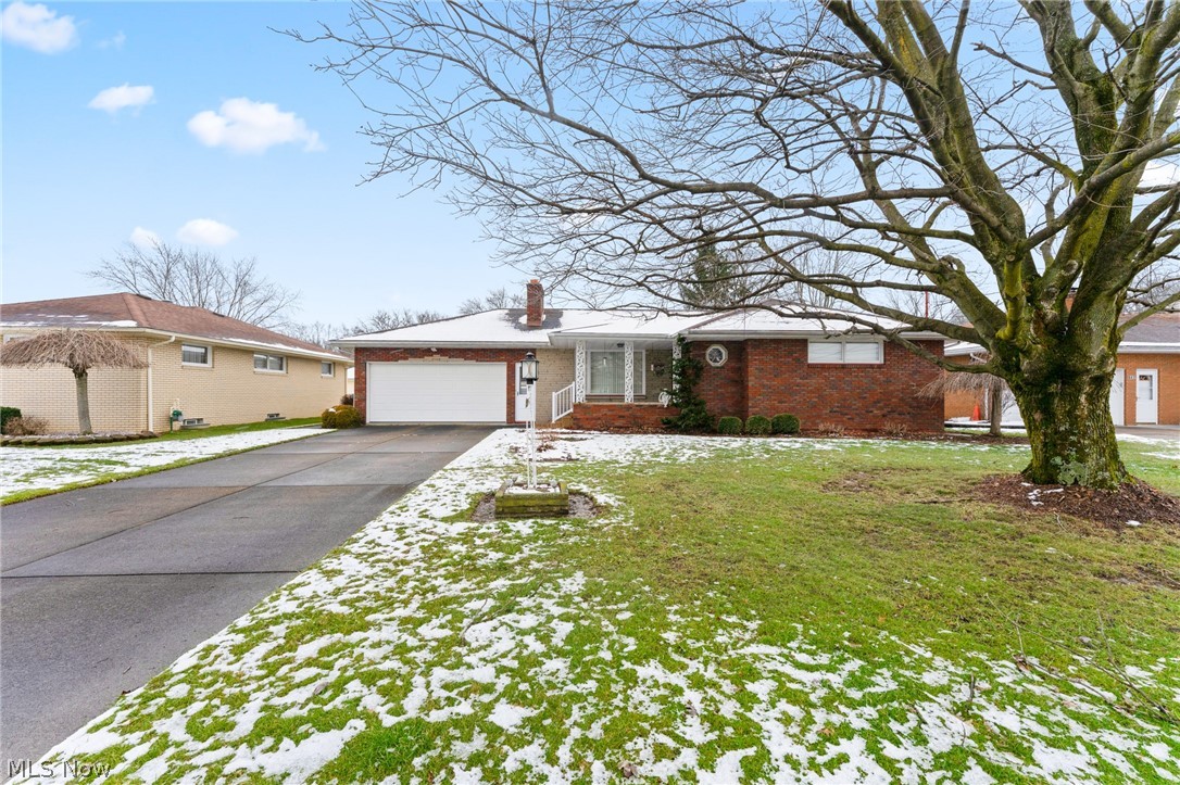 643 Robinson Road Campbell, OH 44405 - Photo 2 of 23 front of home