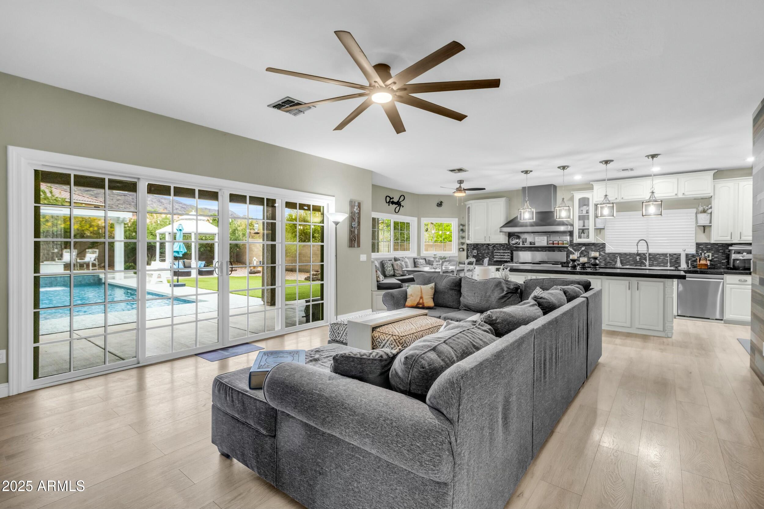 1333 East Pedro Road Phoenix, AZ 85042 - Photo 12 of 49 Living room