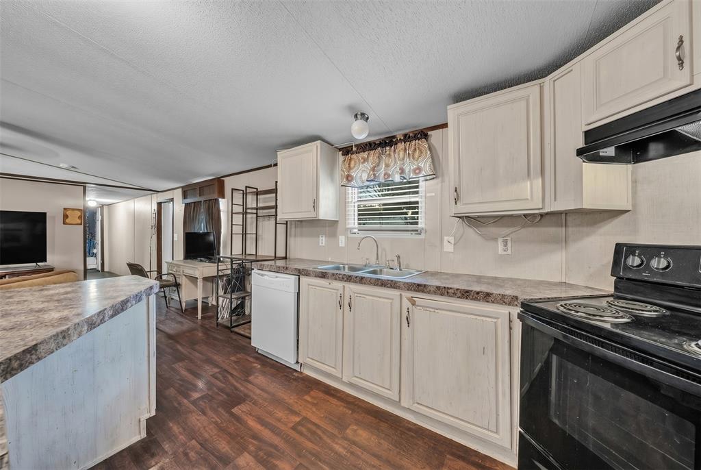 1909 Coral Road Pelican Bay, TX 76020 - Photo 13 of 40