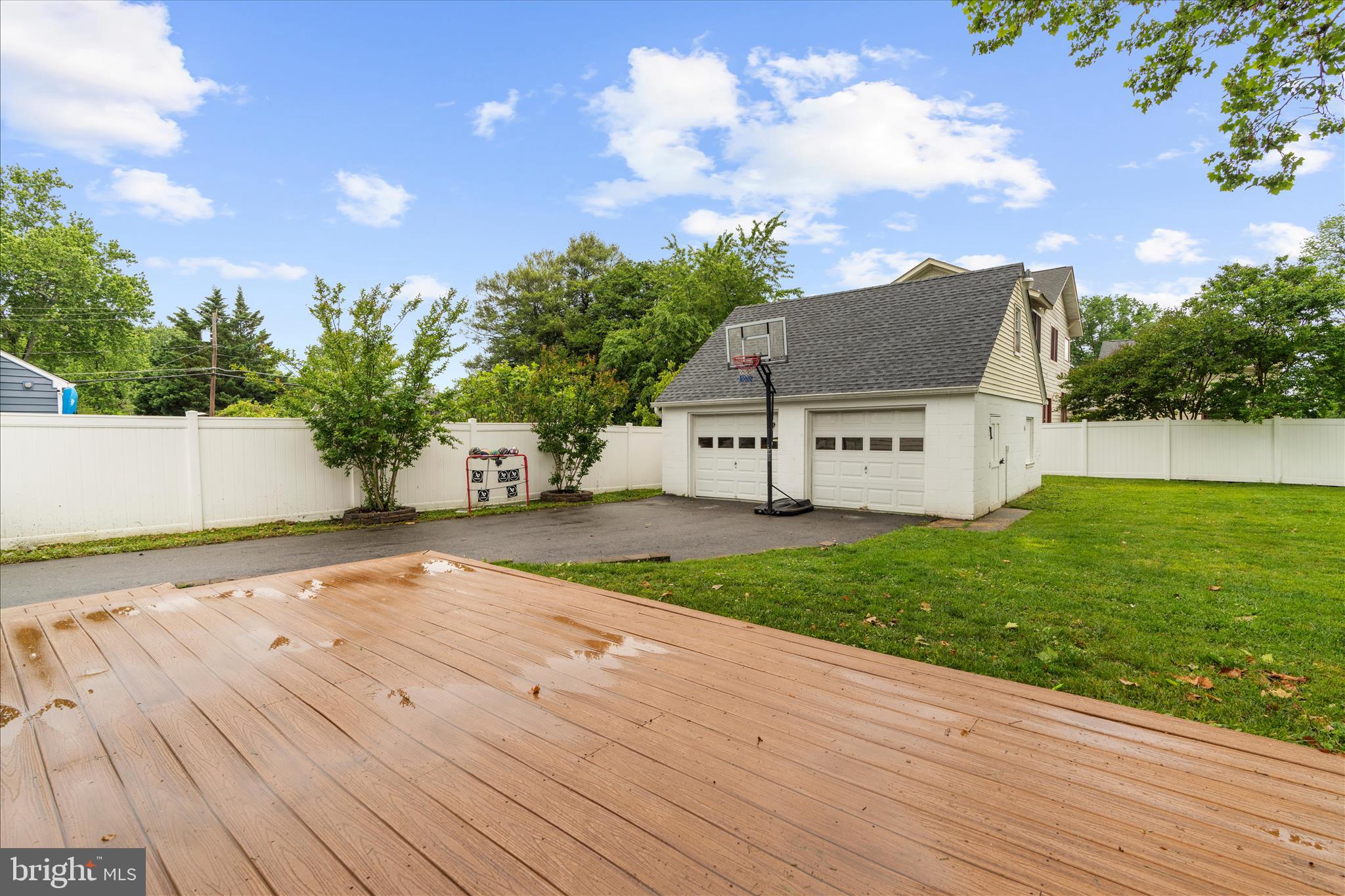 16 Virginia Avenue Edgewater, MD 21037 - Photo 35 of 54 Decking and yard for gatherings